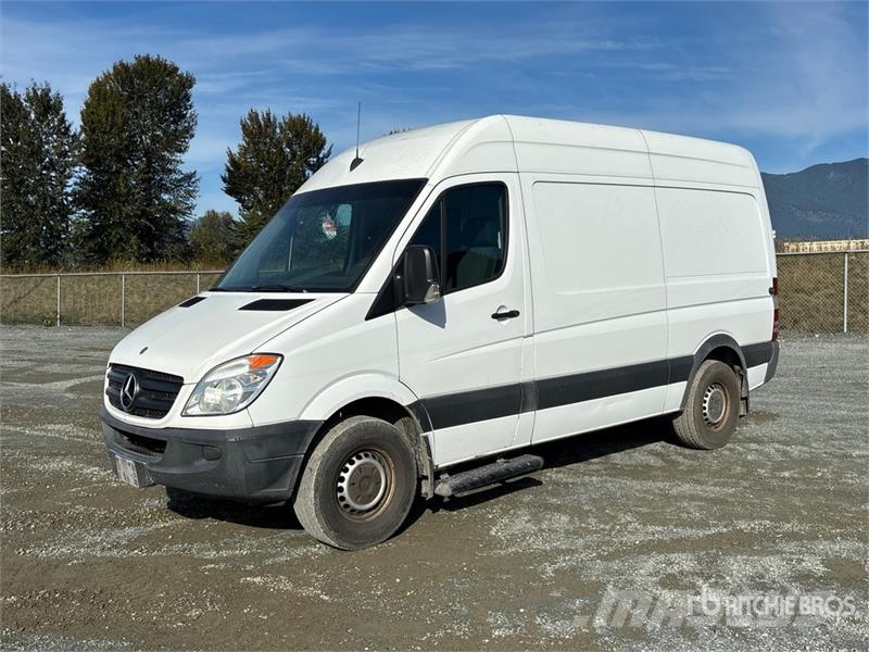 Mercedes-Benz Sprinter Cargo Van 大型面包车