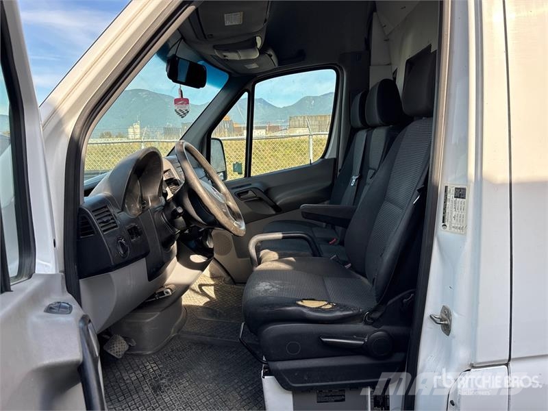 Mercedes-Benz Sprinter Cargo Van 大型面包车