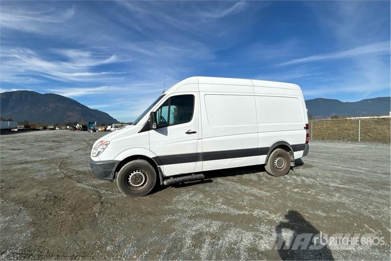 Mercedes-Benz Sprinter Cargo Van 大型面包车