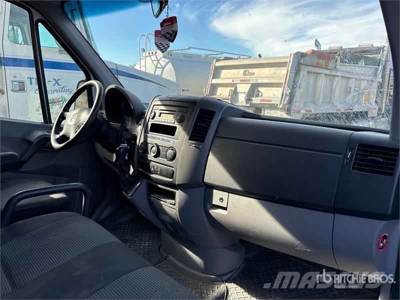 Mercedes-Benz Sprinter Cargo Van 大型面包车