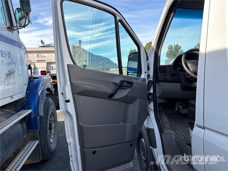 Mercedes-Benz Sprinter Cargo Van 大型面包车