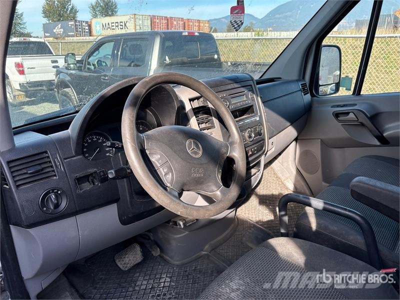 Mercedes-Benz Sprinter Cargo Van 大型面包车