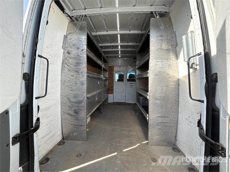 Mercedes-Benz Sprinter Cargo Van 大型面包车