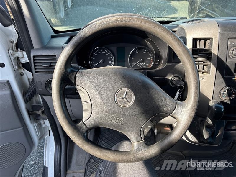 Mercedes-Benz Sprinter Cargo Van 大型面包车