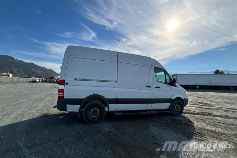 Mercedes-Benz Sprinter Cargo Van 大型面包车