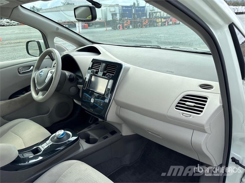 Nissan Leaf Electric Automobile Avtomobili