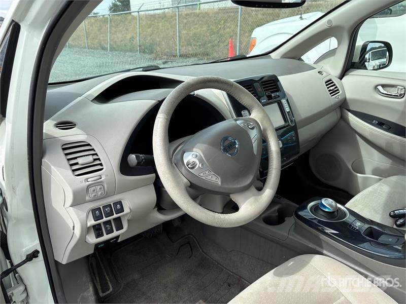 Nissan Leaf Electric Automobile Avtomobili