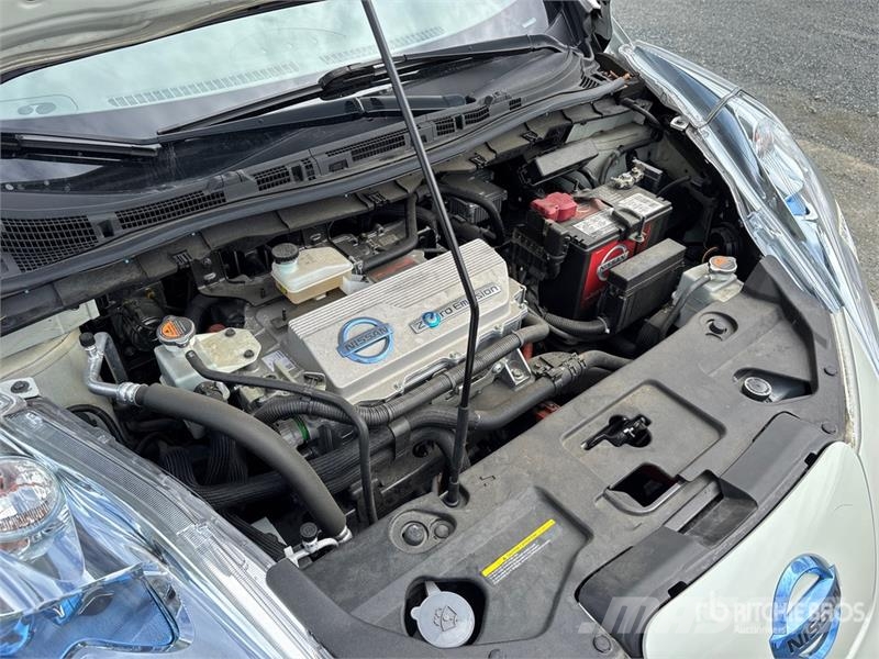 Nissan Leaf Electric Automobile Avtomobili