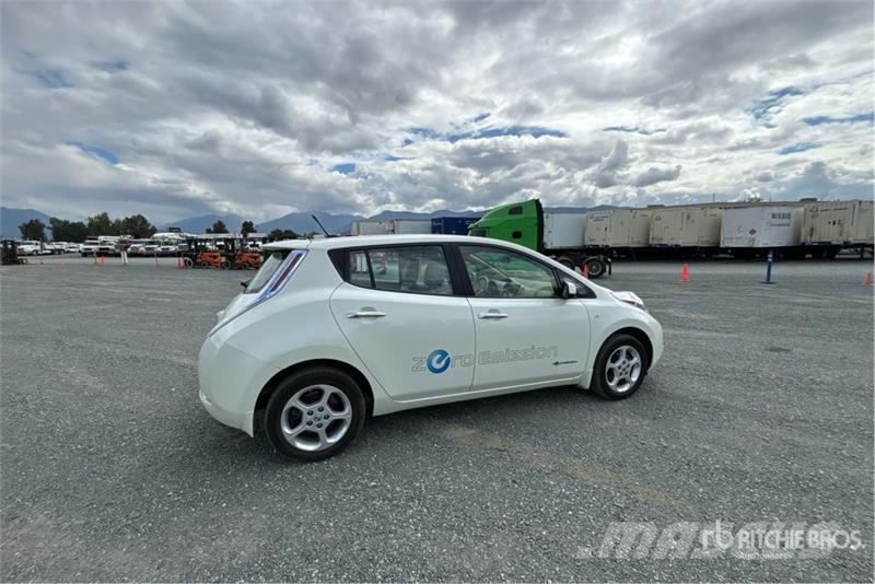Nissan Leaf Electric Automobile Avtomobili