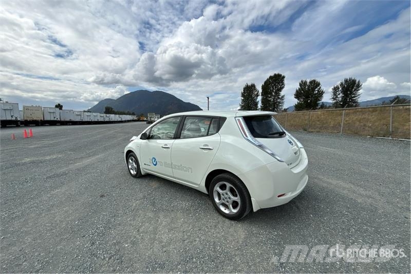 Nissan Leaf Electric Automobile Avtomobili