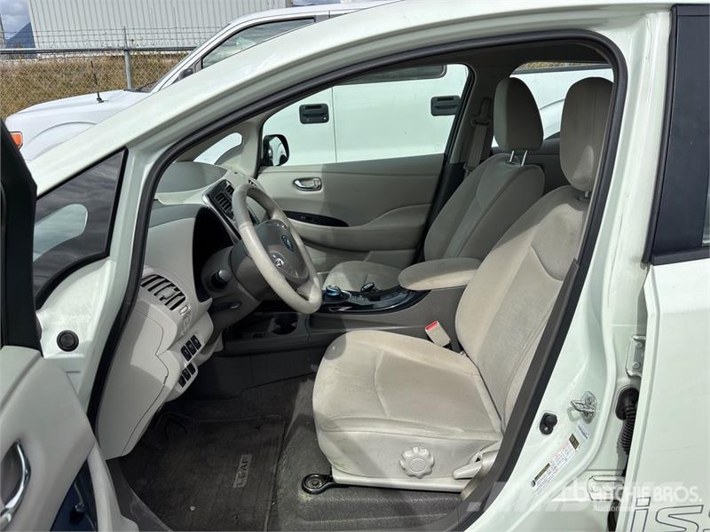 Nissan Leaf Electric Automobile Avtomobili