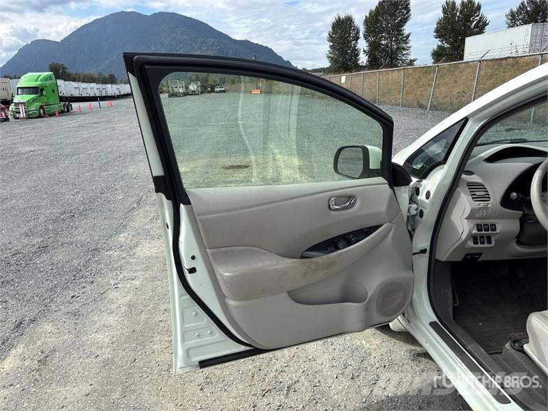 Nissan Leaf Electric Automobile Avtomobili