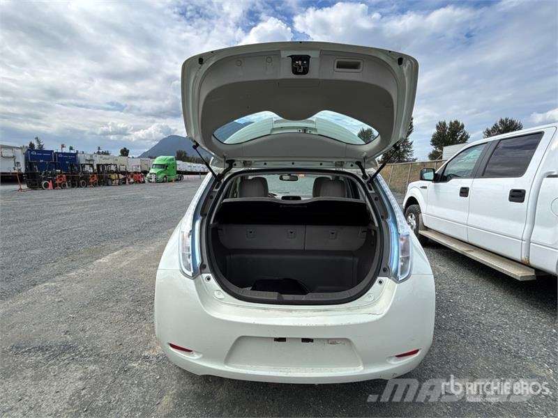 Nissan Leaf Electric Automobile Avtomobili