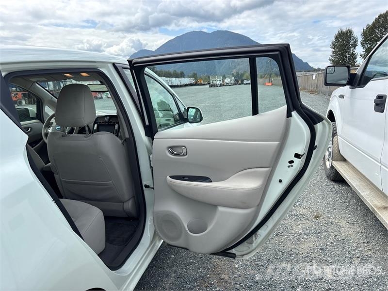 Nissan Leaf Electric Automobile Avtomobili