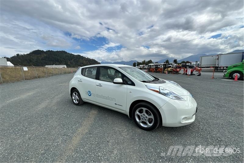 Nissan Leaf Electric Automobile Avtomobili