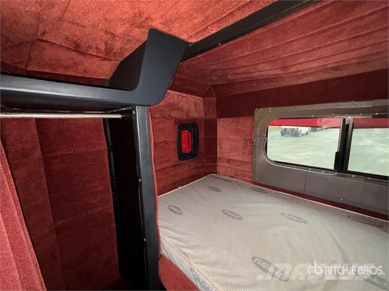 Peterbilt 379 4x2 Sleeper Versatile Hauler Truck Тягачі
