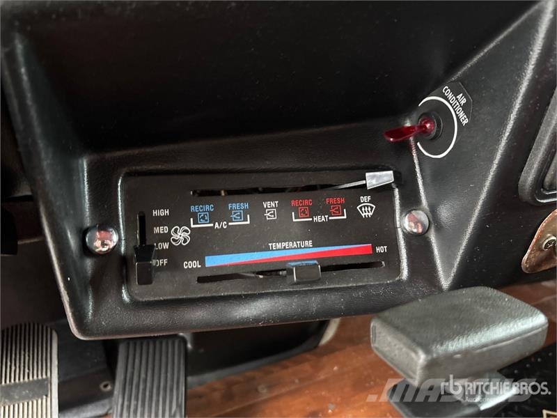 Peterbilt 379 4x2 Sleeper Versatile Hauler Truck Тягачі