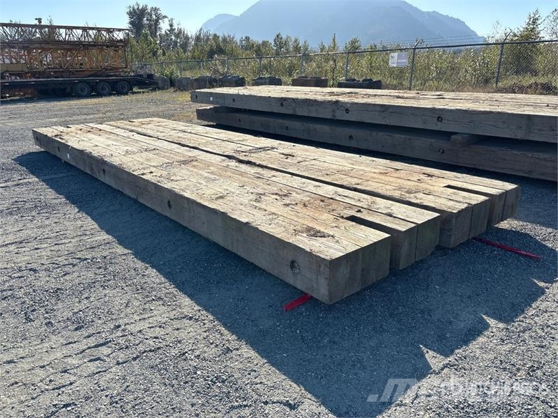 Quantity of (2) 4 ft x 12 in x 25 ft 6 in Timber C 起重机配件设备