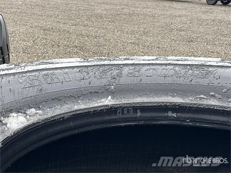  Quantity of (2) Bridgestone 29.5R35 Tires Tekerlekler