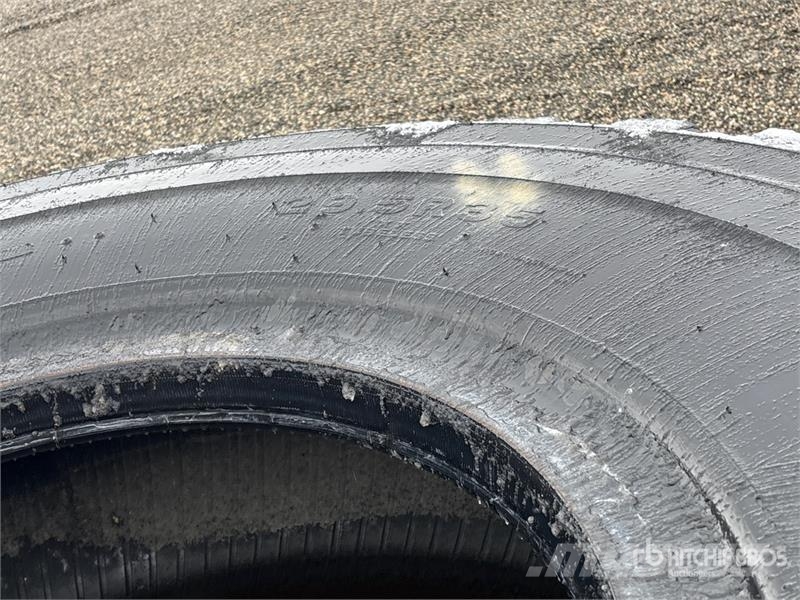  Quantity of (2) Bridgestone 29.5R35 Tires Tekerlekler