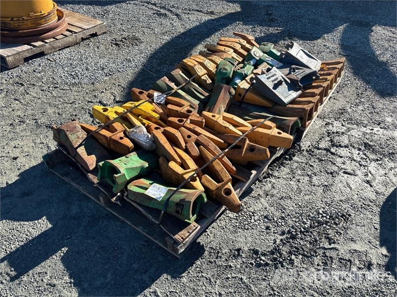 Quantity of (2) Pallets of Bucket Teeth Andere Zubehörteile