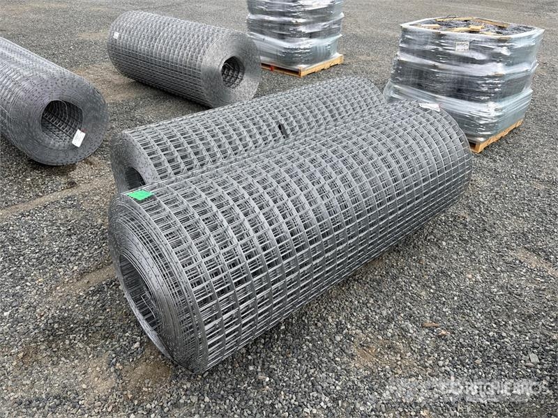  Quantity of (2) Rolls of 6 ft Tall Livestock/Deer  Gårds‐husdyr gjerder