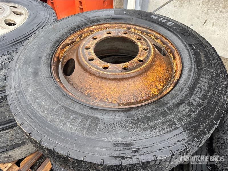 Quantity of (28) Tires Gumiabroncsok, kerekek és felnik