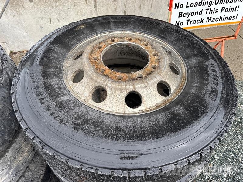 Quantity of (28) Tires Gumiabroncsok, kerekek és felnik