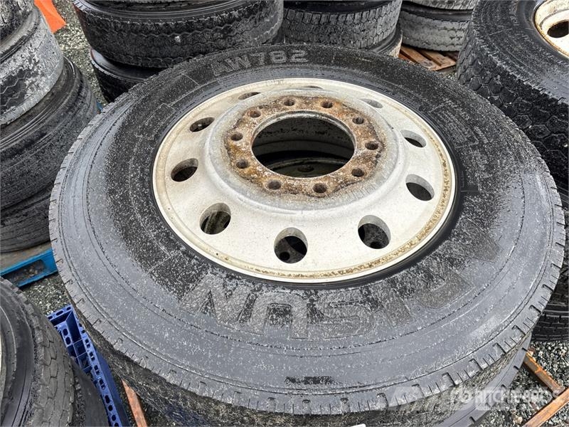Quantity of (28) Tires Gumiabroncsok, kerekek és felnik