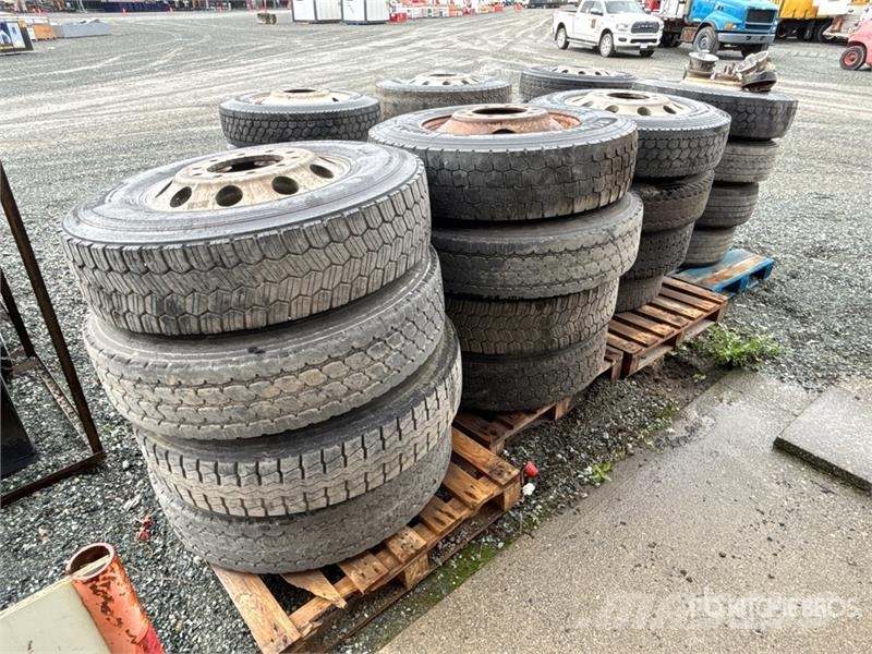 Quantity of (28) Tires Gumiabroncsok, kerekek és felnik