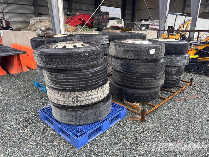 Quantity of (28) Tires Gumiabroncsok, kerekek és felnik