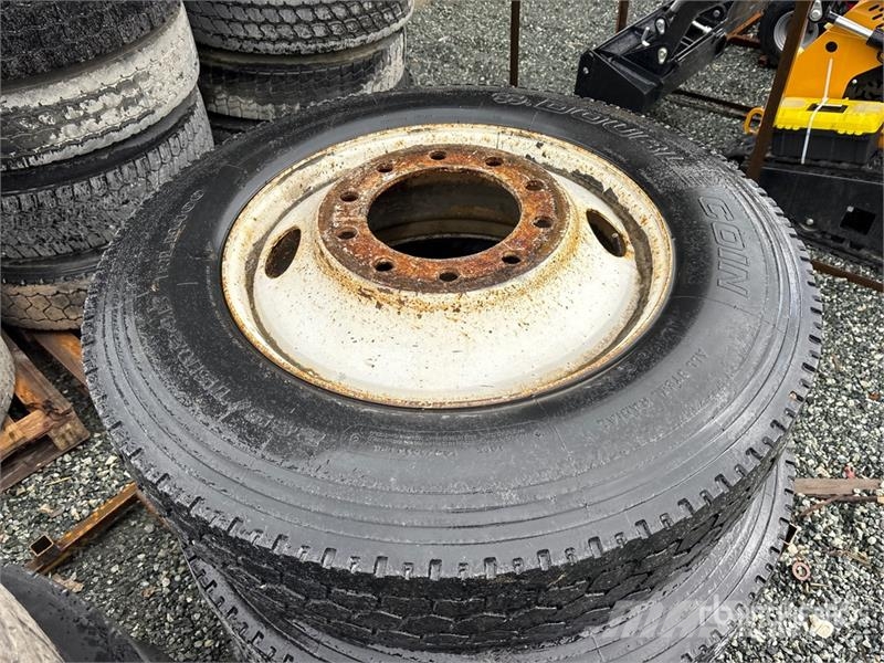 Quantity of (28) Tires Gumiabroncsok, kerekek és felnik