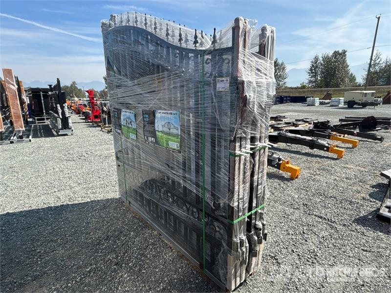  Quantity of (3) 14 ft Steel Bi-Parting Driveway Ga Sonstige Landmaschinen