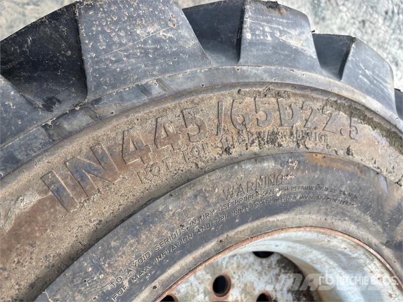 Quantity of (3) 445/65D22.5 Tires Gume, točkovi i felne