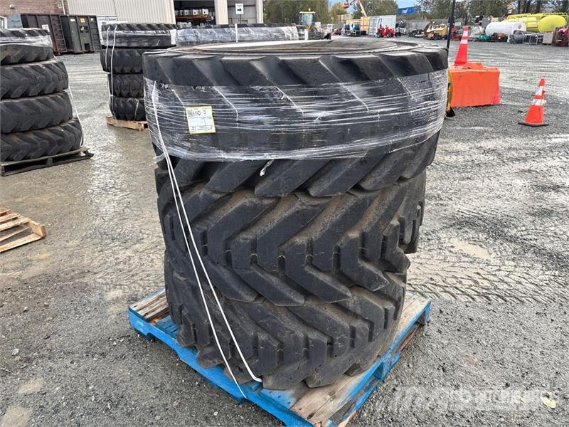 Quantity of (3) 445/65D22.5 Tires Gume, točkovi i felne