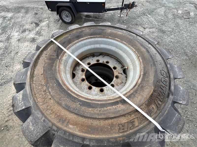 Quantity of (3) 445/65D22.5 Tires Gume, točkovi i felne