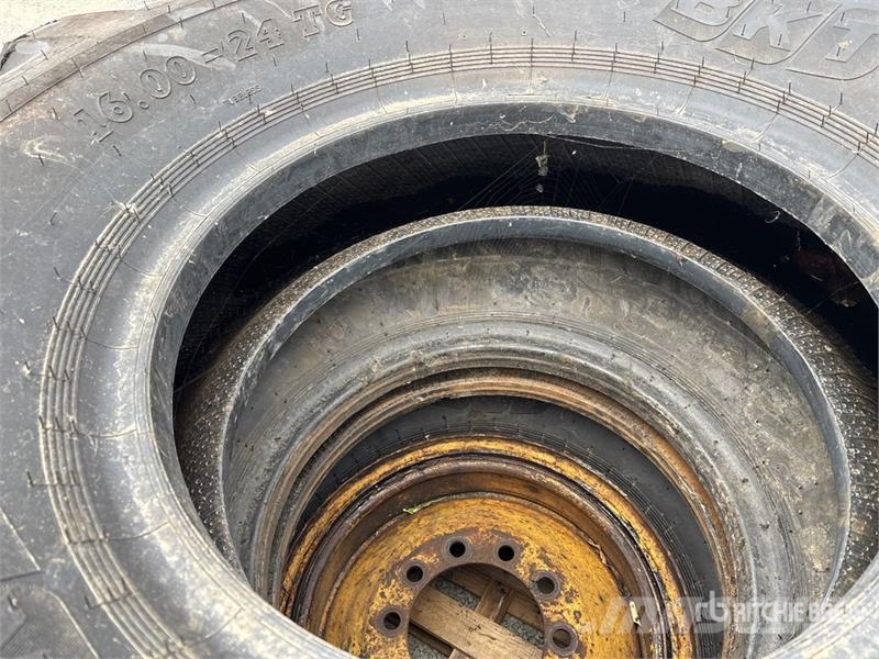 Quantity of (3) BKT 16.00-24TG Tires Gume, kotači i naplatci