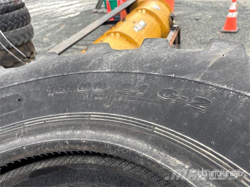 Quantity of (4) 13.00-24G2 Tires Gume, točkovi i felne