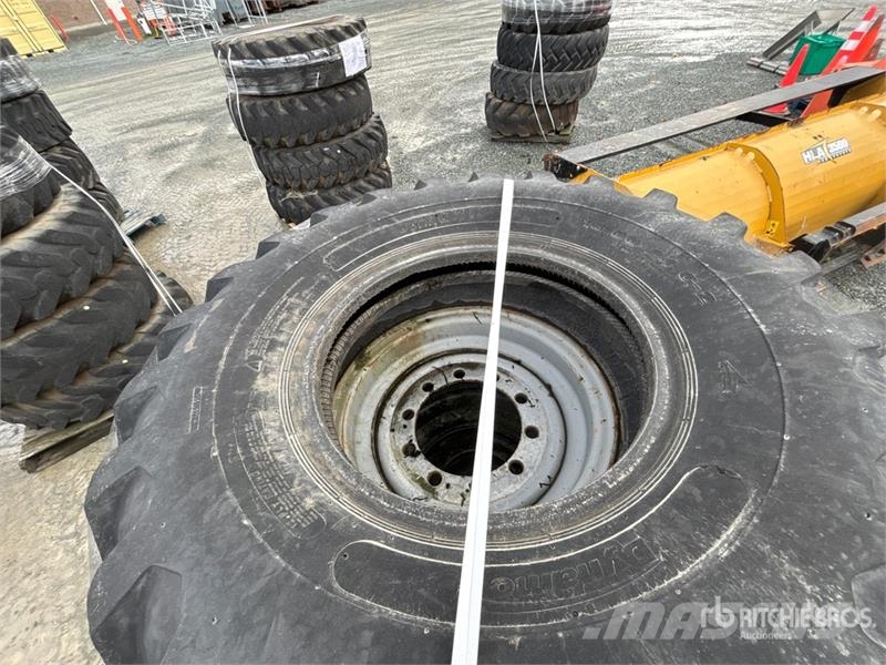 Quantity of (4) 13.00-24G2 Tires Gume, točkovi i felne
