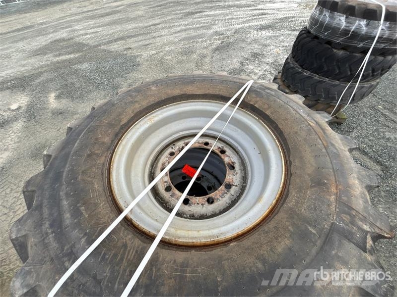 Quantity of (4) 14.00-24 Tires Gume, točkovi i felne