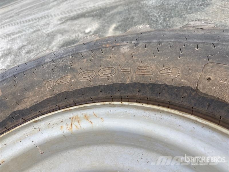 Quantity of (4) 14.00-24 Tires Gume, točkovi i felne