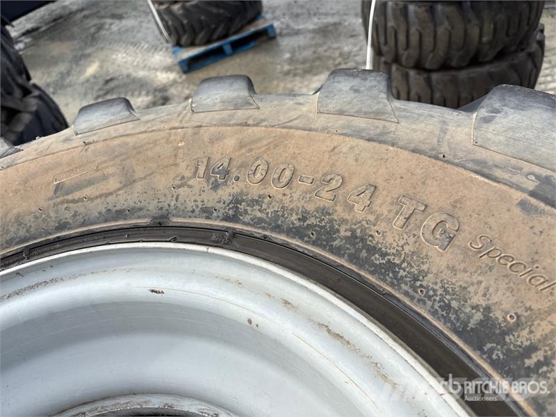 Quantity of (4) 14.00-24TG Tires Gume, točkovi i felne