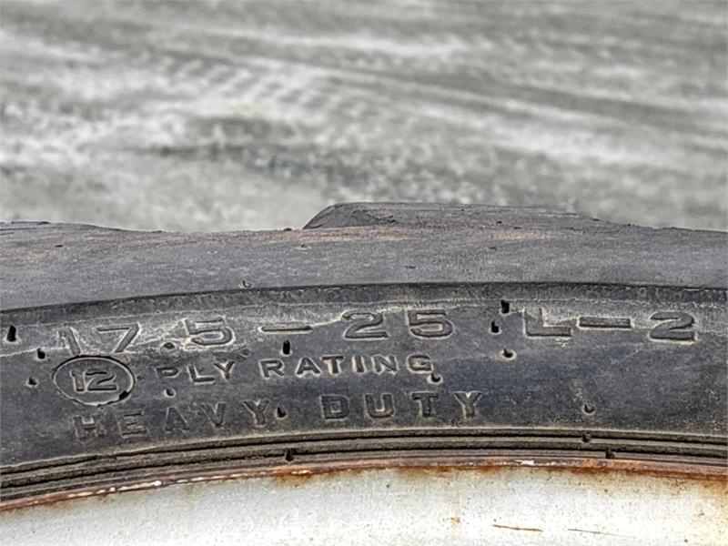 Quantity of (4) 17.5-25 L2 Tires Gume, točkovi i felne