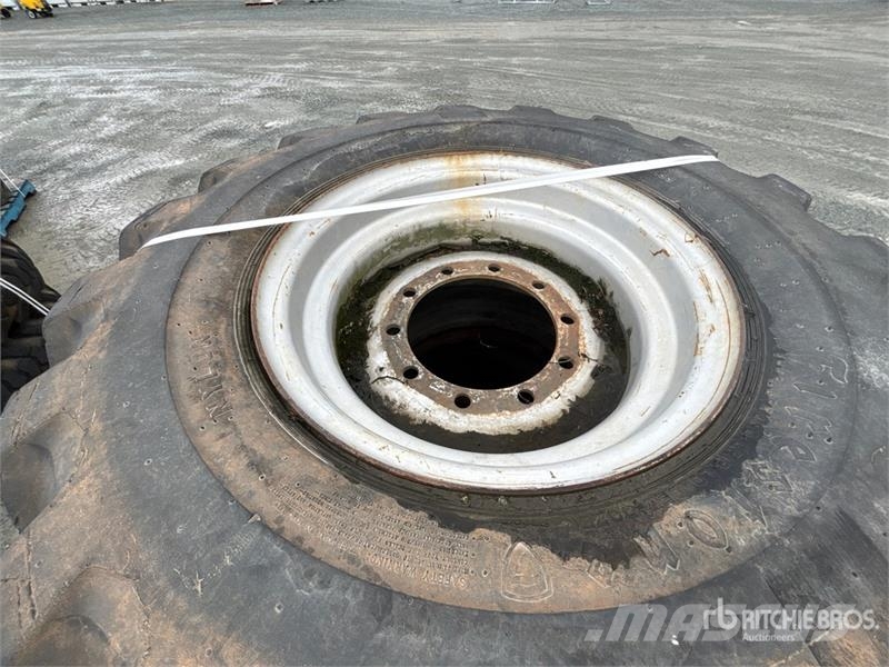 Quantity of (4) 17.5-25 L2 Tires Gume, točkovi i felne