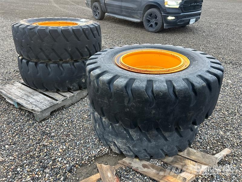 Quantity of (4) 17.5R25 Tires - Fits Hyundai HL740 Gume, točkovi i felne