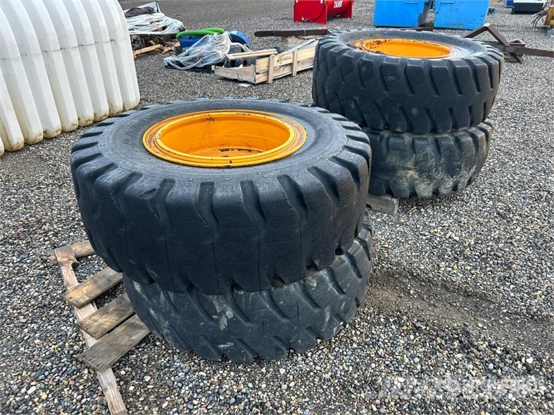 Quantity of (4) 17.5R25 Tires - Fits Hyundai HL740 Gume, točkovi i felne