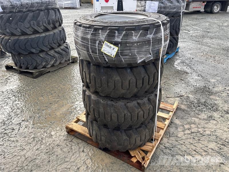 Quantity of (4) 305/70D16.5 Tires Gume, točkovi i felne