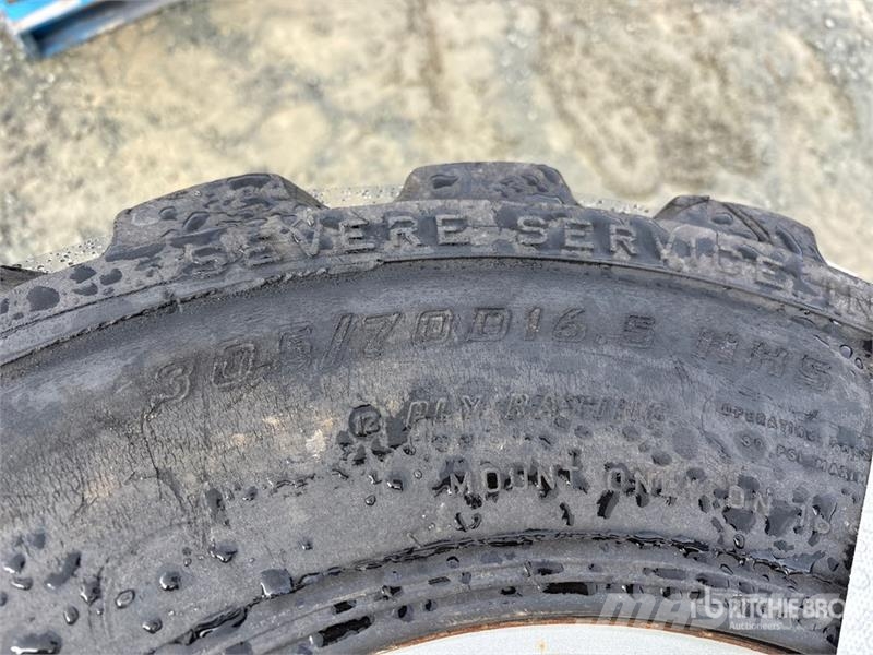 Quantity of (4) 305/70D16.5 Tires Gume, točkovi i felne