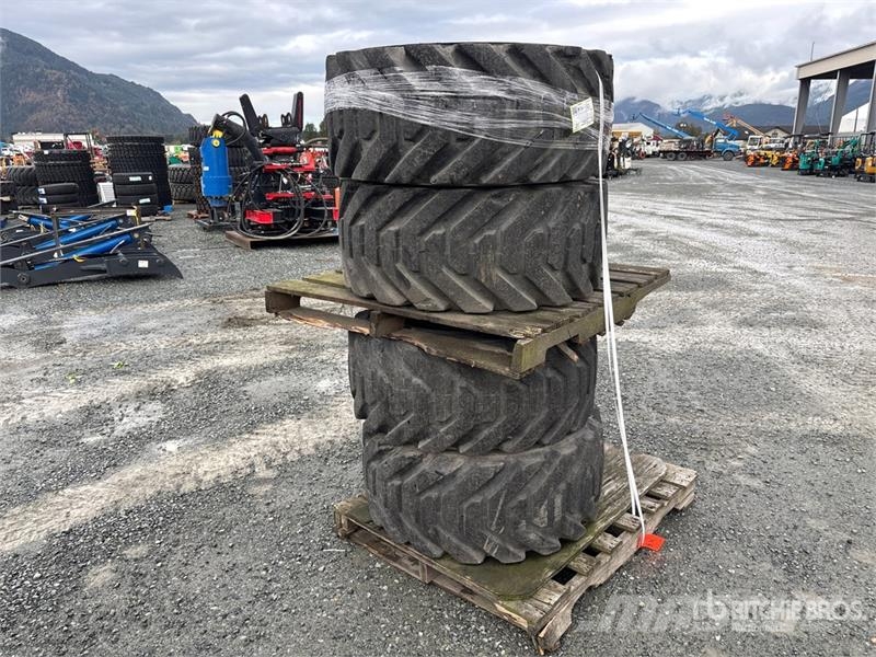Quantity of (4) 335/65D19.5 Tires Gume, točkovi i felne