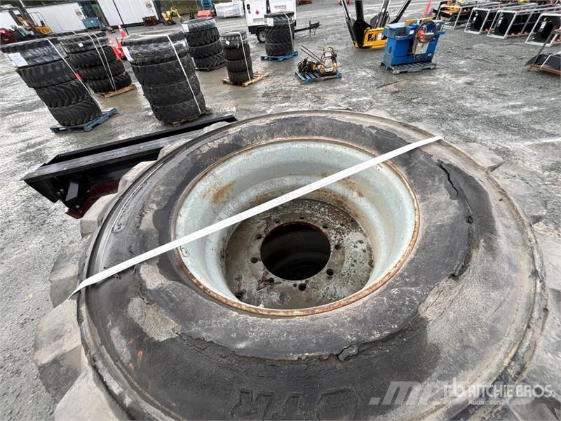 Quantity of (4) 335/65D19.5 Tires Gume, točkovi i felne